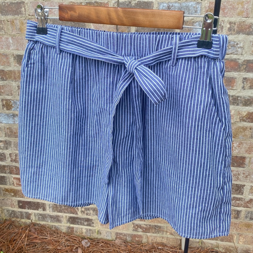 ANDREE BY UNIT High Waist Blue & White Chambray Striped Shorts NWT Size Medium